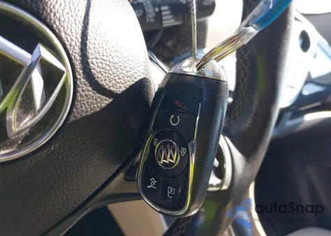 2018 Buick Envision Essence z USA, uszkodzony, nr VIN LRBFX1SA3JD027381